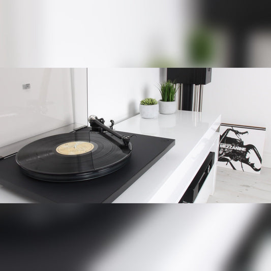 Rega Planar 6 Turntable